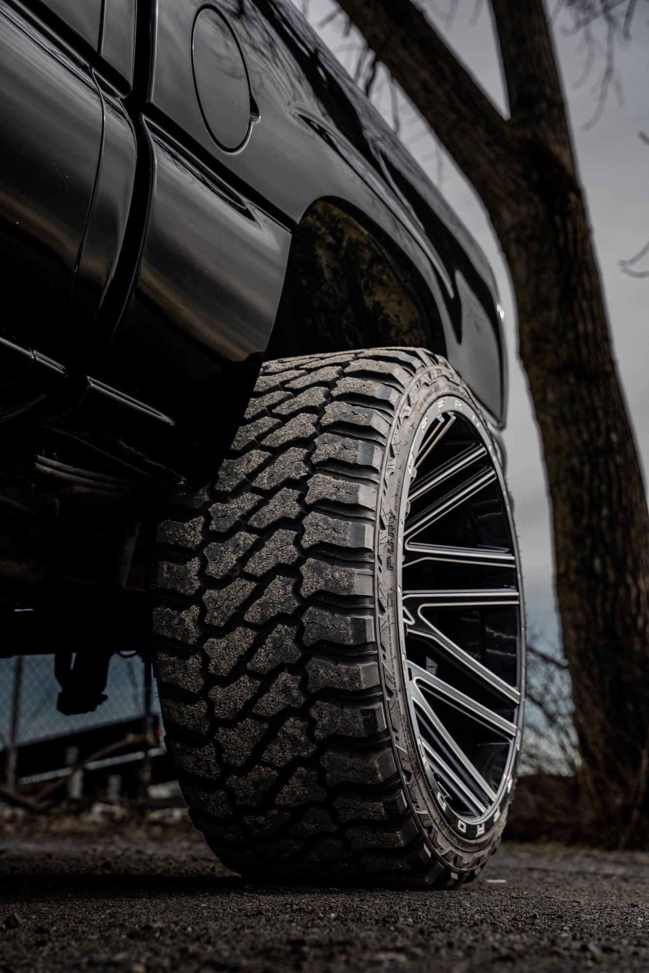 Tread and wheel detail on the Cateye